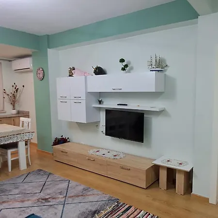 Spacious Urban Nest Тирана
