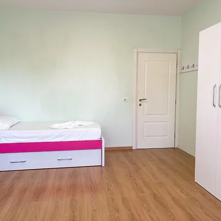 Spacious Urban Nest Апартаменты